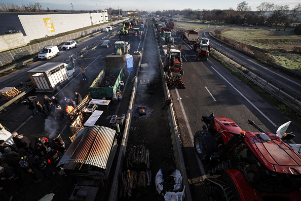 Des agriculteurs bloquent l'autoroute A64 pour protester contre la fiscalité et la baisse des revenus, près de Carbonne, au sud de Toulouse, le 22 janvier 2024. (VALENTINE CHAPUIS/AFP via Getty Images)