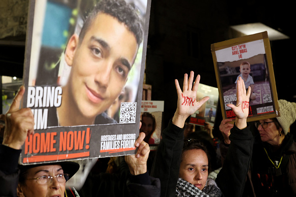 Un rassemblement organisé par les familles et les sympathisants des otages israéliens détenus à Gaza pour demander leur libération, le 22 janvier 2024, près de la résidence du premier ministre israélien à Jérusalem. (Photo AHMAD GHARABLI/AFP via Getty Images)