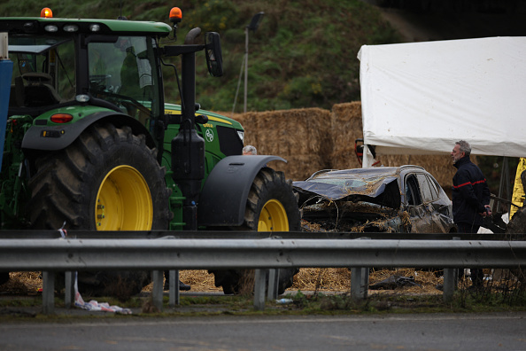 Le véhicule qui a forcé le barrage des agriculteurs le 23 janvier 2024 à 5h45. L'accident a coûté la vie à Alexandra Sonac, agricultrice en Ariège et à sa fille de 12 ans. (Photo VALENTINE CHAPUIS/AFP via Getty Images)