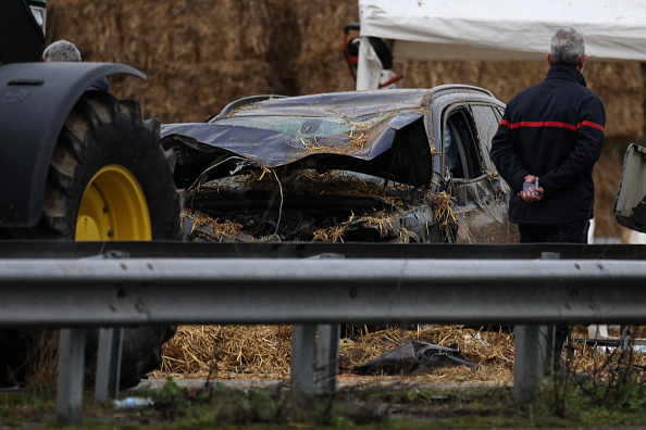 Vue du véhicule détruit qui a tué une femme et sa fille adolescente et grièvement blessé son mari lorsqu'ils ont été écrasés à l'aube du 23 janvier 2024 à un barrage d'agriculteurs à Pamiers. (Photo VALENTINE CHAPUIS/AFP via Getty Images)