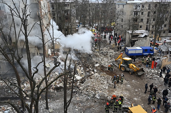 Des secouristes ukrainiens dégagent les débris sur le site d'une attaque de missiles à Kharkiv, le 23 janvier 2024. (Photo SERGEY BOBOK/AFP via Getty Images)