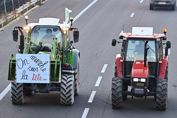 La manifestation des agriculteurs contre la fiscalité et la baisse des revenus, à Mornas, près d'Orange, le 24 janvier 2024. (Photo SYLVAIN THOMAS/AFP via Getty Images)