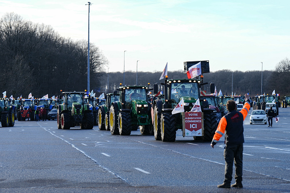 Des agriculteurs protestant avec leurs tracteurs bloquent l'autoroute A10, près du péage de Saint-Arnoult-en-Yvelines, au sud-ouest de Paris, le 26 janvier 2024. (DIMITAR DILKOFF/AFP via Getty Images)