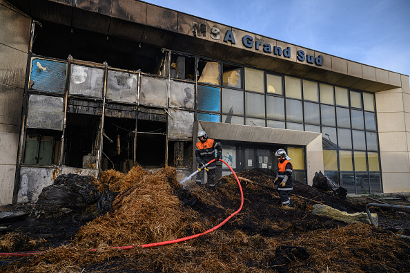 Les pompiers éteignent un incendie dans le bâtiment de la MSA Grand Sud en marge des manifestations d'agriculteurs à Narbonne le 26 janvier 2024.  (ED JONES/AFP via Getty Images)