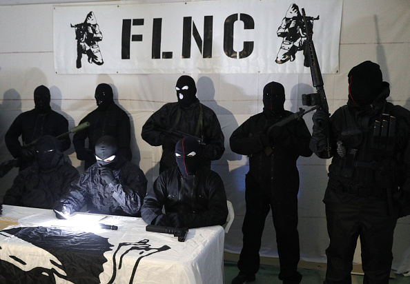 Des membres du Front de Libération Nationale Corse (FLNC) tiennent une conférence de presse sur l'île de Corse en janvier 2024. (Photo PASCAL POCHARD-CASABIANCA/AFP via Getty Images)