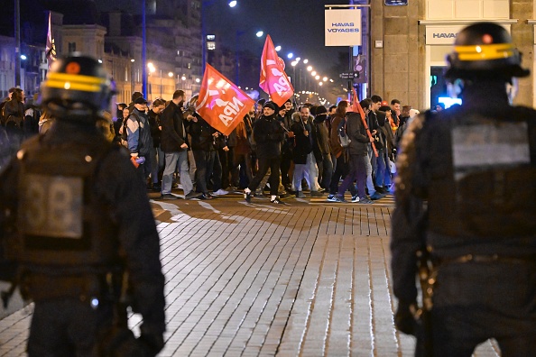 Des manifestants participent à un rassemblement contre le projet de loi controversé sur l'immigration, à Rennes, le 26 janvier 2024. (Photo DAMIEN MEYER/AFP via Getty Images)