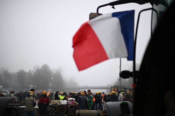 Des agriculteurs du syndicat Coordination rurale 47 lors du blocage de l'autoroute A62 près d'Agen, dans le sud-ouest de la France, le 27 janvier 2024. (Photo CHRISTOPHE ARCHAMBAULT/AFP via Getty Images)