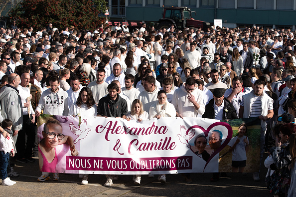 Marche blanche en hommage à Alexandra et Camille à Pamiers le 27 janvier 2024. (Photo MATTHIEU RONDEL/AFP via Getty Images) 