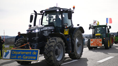 Colère des agriculteurs: un prêtre bénit le convoi parti du Lot-et-Garonne, à Bergerac