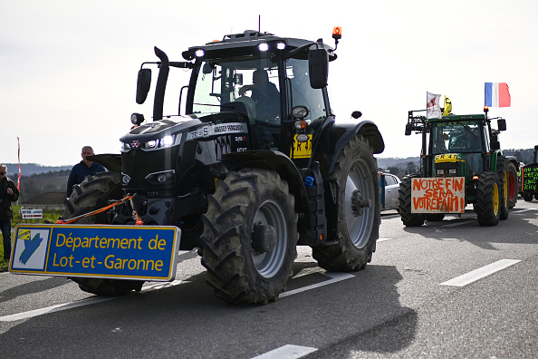 Des agriculteurs français conduisent des tracteurs, après les appels du syndicat CR47 (Coordination rurale 47) à bloquer le marché de Rungis, le 29 janvier 2024.  (CHRISTOPHE ARCHAMBAULT/AFP via Getty Images)