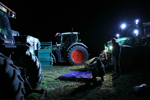 Les agriculteurs du Sud-Ouest, coupés dans leur élan pour se rendre à Rungis, se préparent à passer la nuit dans le Loiret. (ALAIN JOCARD/AFP via Getty Images)