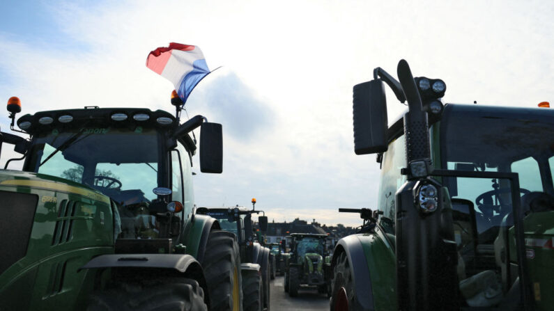 Derrière les premiers tracteurs, les professionnels agricoles ont installé leur camp de base. (Photo: ALAIN JOCARD/AFP via Getty Images)