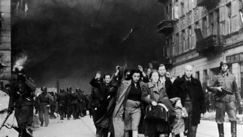 Des civils juifs capturés ayant participé à l'insurrection du ghetto de Varsovie sont emmenés hors de la ville par les troupes nazies, Varsovie, Pologne, 19 avril 1943. (Crédit photo Frederic Lewis/Getty Images)