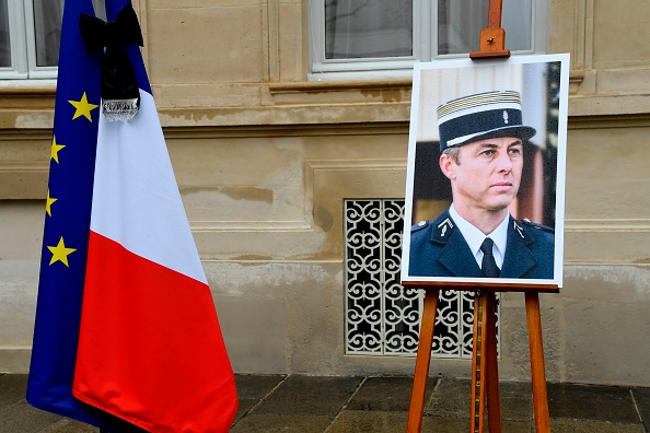Portrait du lieutenant-colonel français Arnaud Beltrame, mort en s'offrant en otage lors d'une attaque djihadiste. (BERTRAND GUAY/AFP via Getty Images)