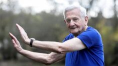 Un grand-père de 92 ans, très actif, pratique les arts martiaux tous les jours et dit que c’est ce qui lui sauve la vie