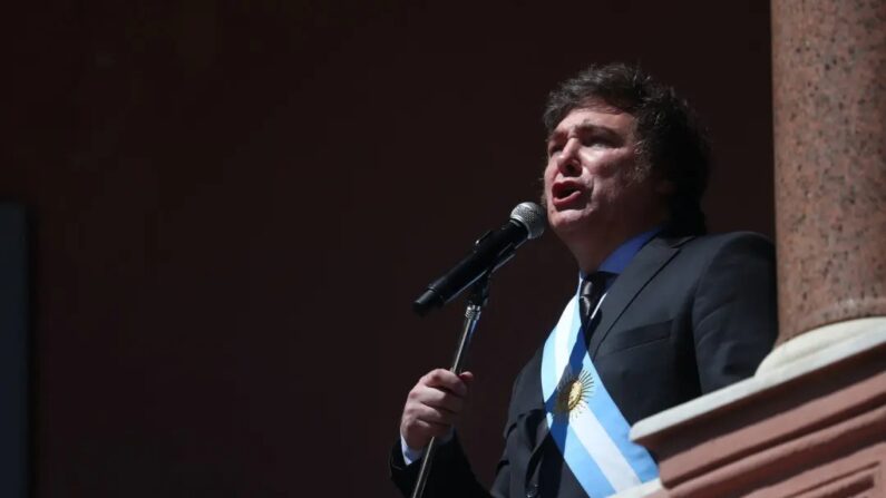 Le président argentin Javier Milei prononce un discours après sa cérémonie d'investiture au palais présidentiel "Casa Rosada" à Buenos Aires, en Argentine, le 10 décembre 2023. (Marcos Brindicci/Getty Images)