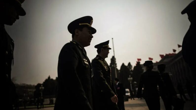 Des délégués militaires arrivent pour la troisième session plénière de la Conférence consultative politique du peuple chinois à Pékin, le 10 mars 2018. (Fred Dufour/AFP via Getty Images)