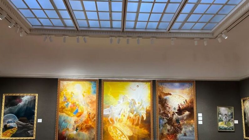 Trois peintres ont collaboré au triptyque "The Infinite Grace of Buddha" exposé lors du concours des finalistes du NIFPC au Salmagundi Club de New York. (Ruby Bui/The Epoch Times)