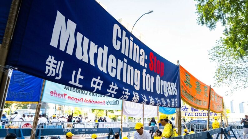 Des pratiquants de Falun Gong  lancent un appel près du siège des Nations Unies à New York, le 20 septembre 2023. (Chung I Ho/Epoch Times)