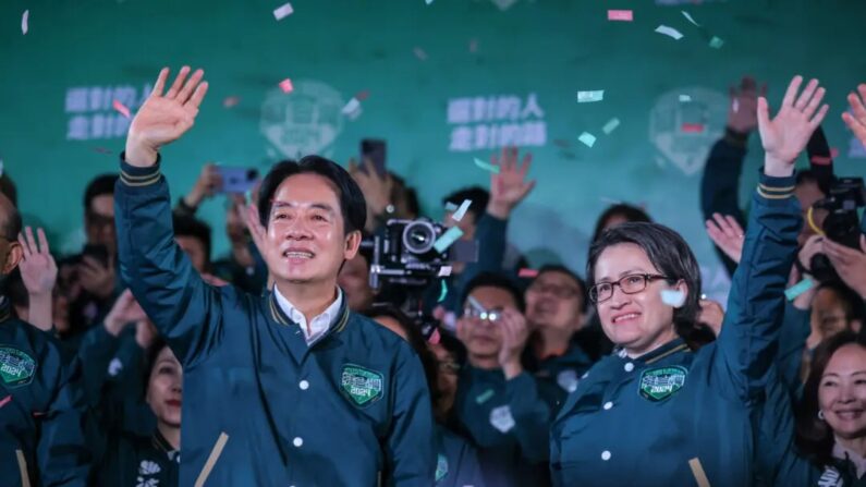 Des confettis volent au-dessus de la scène et de la foule alors que Lai Ching-te (à gauche), vice-président de Taïwan et président élu du Parti démocrate progressiste (DPP), et Hsiao Bi-khim, sa colistière, s'adressent à leurs partisans lors d'un rassemblement organisé au siège du parti, le 13 janvier 2024 à Taipei, à Taïwan. (Photo par Annabelle Chih/Getty Images)
