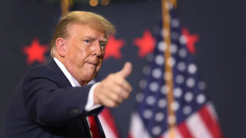 Le candidat républicain à la présidence et ancien président des États-Unis Donald Trump fait un geste alors qu'il quitte un meeting lors de sa campagne électorale à Waterloo, dans l'Iowa, le 19 décembre 2023. (Scott Olson/Getty Images)
