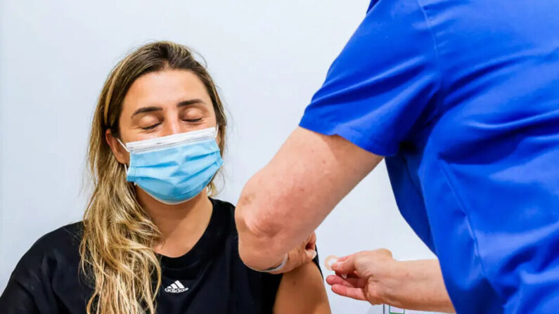 Une femme reçoit un vaccin contre le Covid-19 à Sydney, en Australie, le 10 janvier 2022. (Jenny Evans/Getty Images)