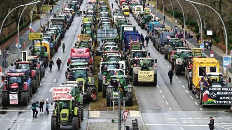 Des tracteurs et des camions lors d'une manifestation d'agriculteurs à Berlin le 15 janvier 2024. (John Macdougall/AFP via Getty Images)