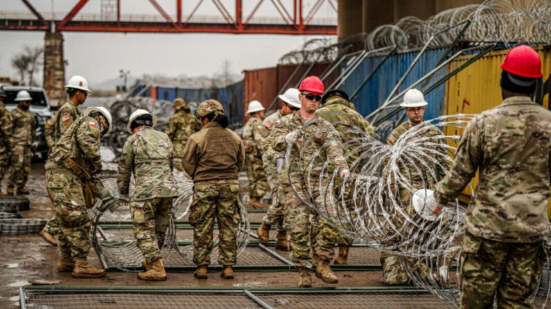 Les gardes nationaux du Texas ajoutent des barrières et des fils barbelés le long de la frontière entre les États-Unis et le Mexique à Eagle Pass, au Texas, le 23 janvier 2024. (Charlotte Cuthbertson/Epoch Times)