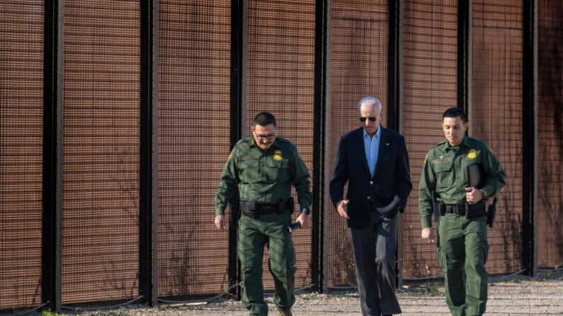 Joe Biden avec des agents des douanes et de la protection des frontières des États-Unis lors de sa visite à la frontière avec le Mexique à El Paso, au Texas, le 8 janvier 2023. (Jim Watson/AFP via Getty Images)