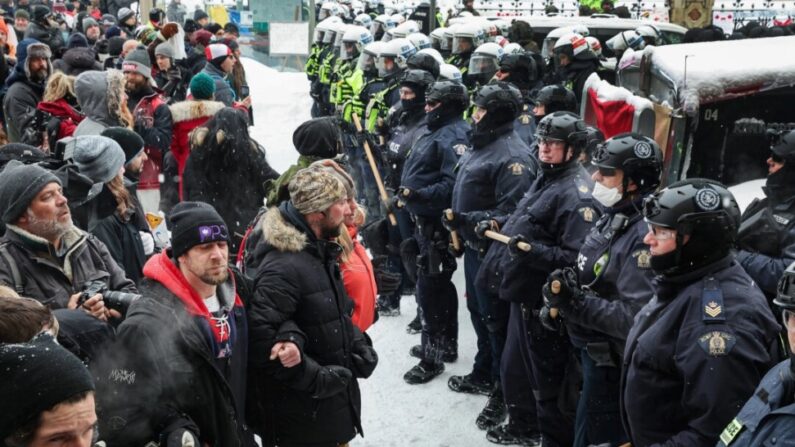 La police affronte des participants à la manifestation du Convoi de la liberté après l'invocation de la loi sur les mesures d'urgence, le 19 février 2022. (Scott Olson/Getty Images)