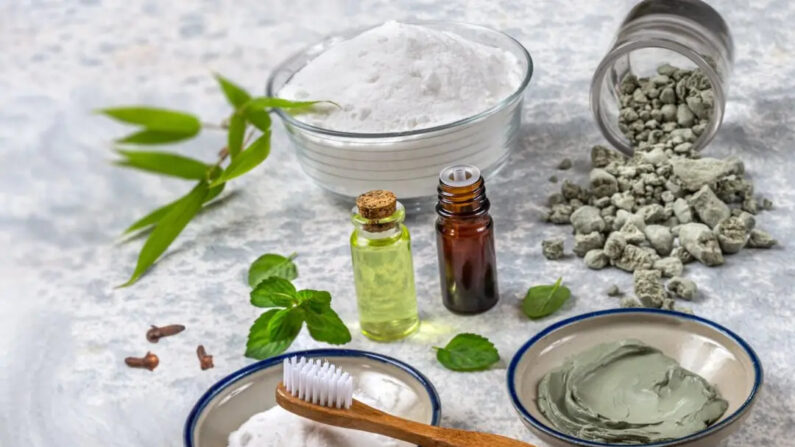 dentifrice maison : bicarbonate de soude, argile verte, huile essentielle de menthe poivrée