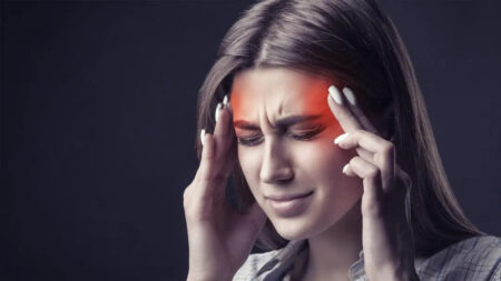 Soulager les maux de tête et les vertiges grâce au massage des points d’acupression, aux infusions et à une alimentation médicinale