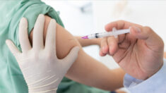 «C’est gravissime de piquer des enfants avec»: 10 des 11 vaccins obligatoires ajoutés sur la liste des substances vénéneuses par l’ANSM