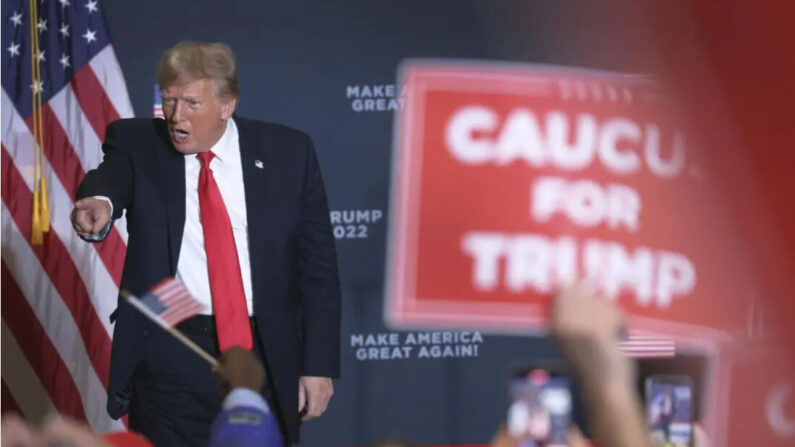 L'ancien président américain Donald Trump lors d'un metting de campagne à Coralville dans l'Iowa, le 13 décembre 2023. (Scott Olson/Getty Images)