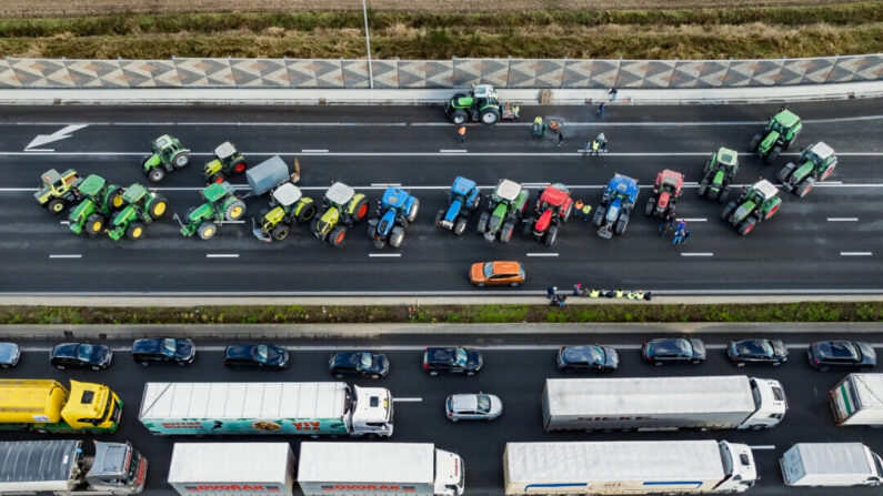 Une vue aérienne montre des camions et des tracteurs bloquant l'autoroute E40 lors d'une manifestation d'agriculteurs, à Aalter, en Belgique, le 31 janvier 2024. (Kurt Desplenter/AFP via Getty Images)