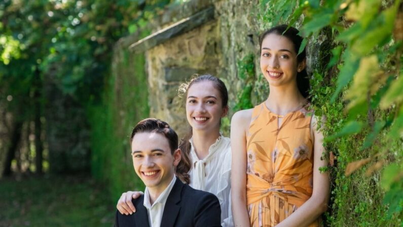 (De gauche à droite) Adam Parker, Lillian Parker et Katherine Parker sont des ambassadeurs inattendus d'un art chinois millénaire. (Samira Bouaou pour American Essence)