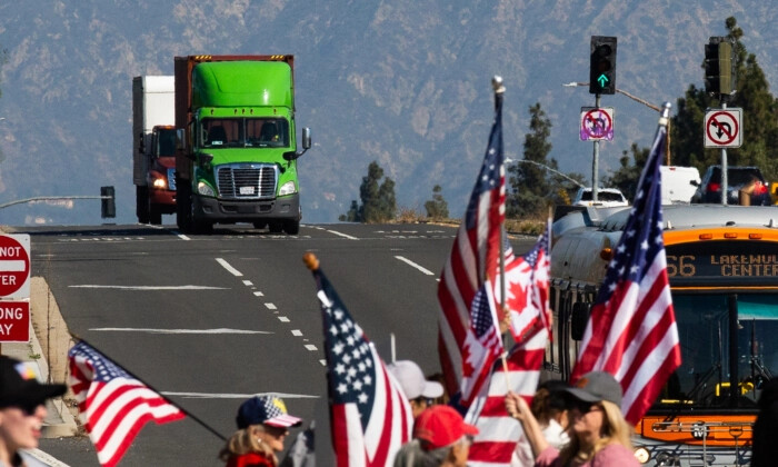 Des personnes se rassemblent à El Monte, en Californie, pour manifester leur soutien aux camionneurs qui participent à un convoi de Los Angeles à Washington D.C. pour protester contre les obligations vaccinales contre le Covid-19, le 25 février 2022. (John Fredricks/Epoch Times)