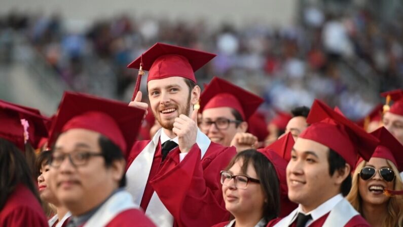 Des étudiants diplômés du Pasadena City College participent à la cérémonie de remise des diplômes à Pasadena, en Californie, le 14 juin 2019. (Robyn Beck/AFP via Getty Images)