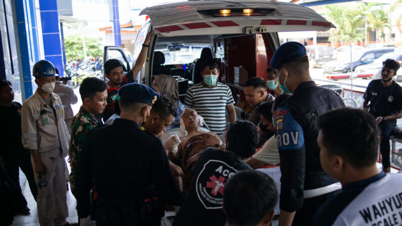 Un ouvrier chinois blessé lors de l'explosion du four d'une fonderie de nickel en Indonésie est amené à l'hôpital général régional de Morowali, dans le centre de Sulawesi, le 24 décembre 2023. (STR/AFP via Getty Images)