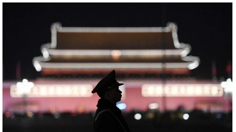 Un policier paramilitaire monte la garde sur la place Tiananmen à Pékin, le 11 mars 2018. (Greg Baker/AFP via Getty Images)