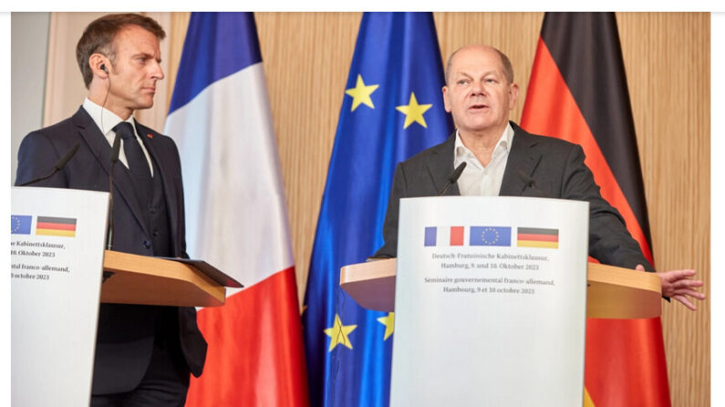 Le président français Emmanuel Macron (à g.) et le chancelier allemand Olaf Scholz s'adressent aux médias lors de la retraite gouvernementale franco-allemande tenue à Hambourg, en Allemagne, le 10 octobre 2023. (Georg Wendt/Getty Images)