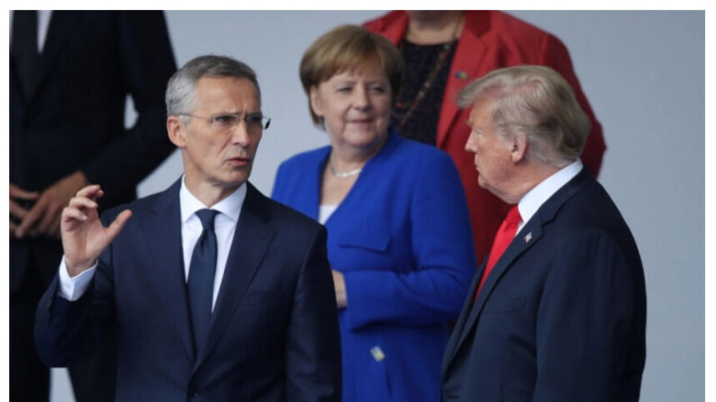 Jens Stoltenberg, secrétaire général de l'OTAN (à g.), la chancelière allemande de l’époque Angela Merkel et le président américain Donald Trump lors du sommet 2018 de l'OTAN au siège de l'OTAN à Bruxelles, en Belgique, le 11 juillet 2018 (Sean Gallup/Getty Images)
