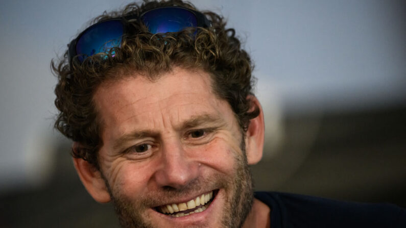 Charles Caudrelier a remporté l'Ultim Challenge, première course autour du monde en solitaire en trimaran, à l'issue d'un périple en mer mouvementé et inédit dans l'histoire de la voile. (Photo : LOIC VENANCE/AFP via Getty Images)