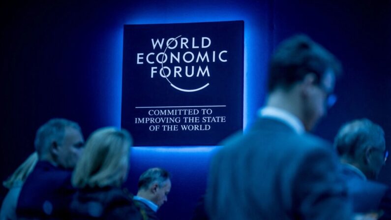 Des participants attendent une session lors des rencontres annuelles du Forum économique mondial à Davos, en Suisse, le 16 janvier 2024. (Fabrice Coffrini/AFP via Getty Images)
