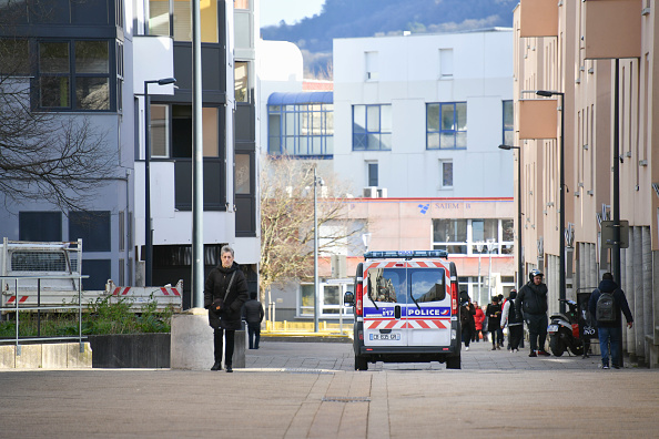 Un fourgon de police patrouille dans le quartier de Planoise à Besançon.(Photo SÉBASTIEN BOZON/AFP via Getty Images)