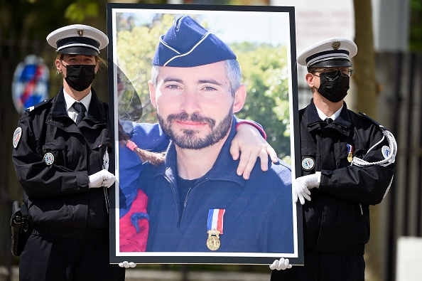 Le portrait du policier Éric Masson, tué le 5 mai lors d'une opération anti-drogue, lors d'une cérémonie d'hommage à Avignon le 11 mai 2021. (Photo NICOLAS TUCAT/POOL/AFP via Getty Images)