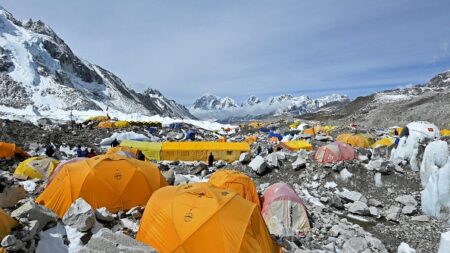 Mont Everest: les grimpeurs doivent maintenant redescendre avec leurs excréments dans des sacs plastiques