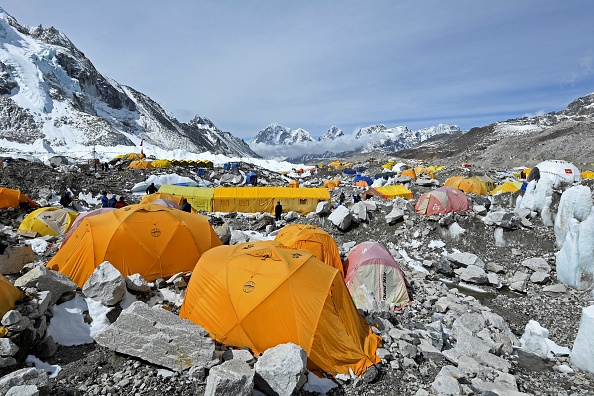 C'est au camp de base de l'Everest, à 5364 m d'altitude que les alpinistes devront rapporter leurs excréments. (PRAKASH MATHEMA/AFP via Getty Images)