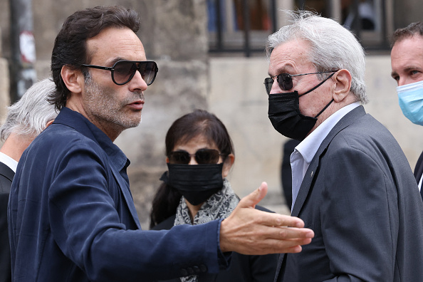 L'acteur français Alain Delon (à d.), Hiromi Rollin (au c.) et Anthony Delon (à g.), à Paris le 10 septembre 2021. (THOMAS COEX/AFP via Getty Images)
