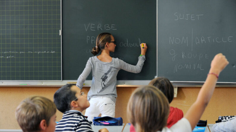 Un élève écrit sur le tableau noir, dans l'une des classes de l'école Harouys à Nantes, le 05 septembre 2011. (Photo FRANK PERRY/AFP via Getty Images)